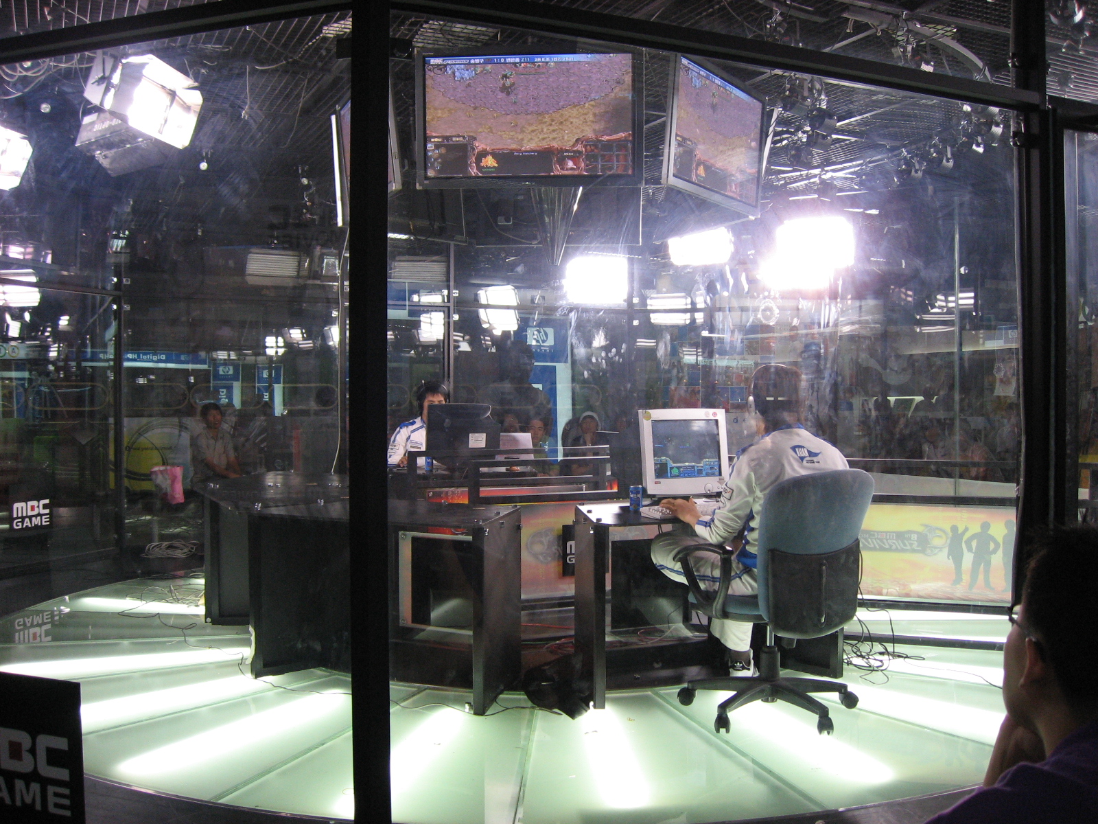 StarCraft running on a television screen